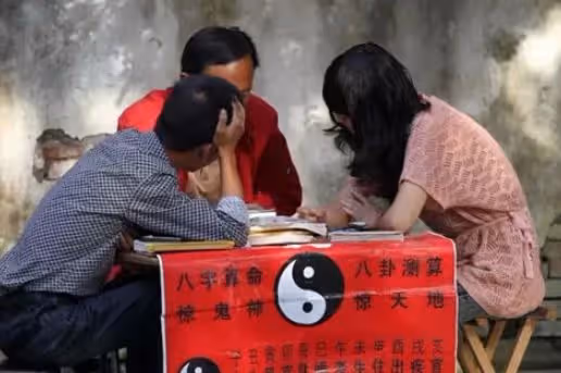 2014年,四川一還俗僧人當街砍死算命先生,兇手:他算得太准了