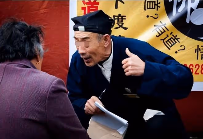 2014年,四川一還俗僧人當街砍死算命先生,兇手:他算得太准了