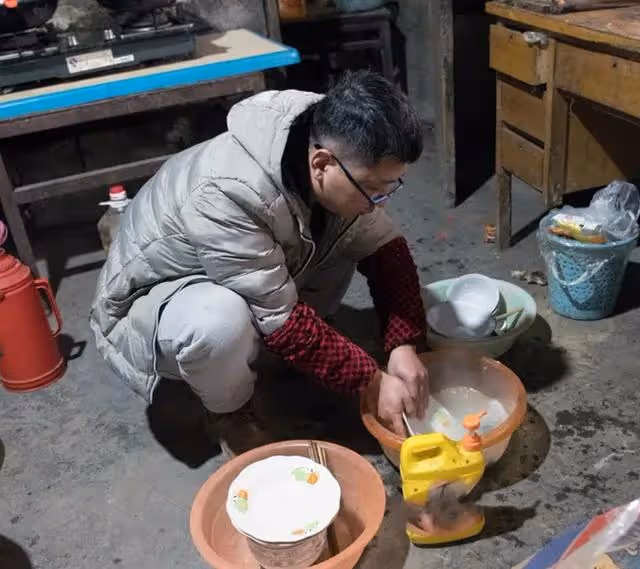 小伙遠赴重慶看女網友,見她生活不能自理,他的決定讓人感動