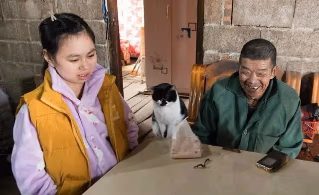小伙遠赴重慶看女網友,見她生活不能自理,他的決定讓人感動