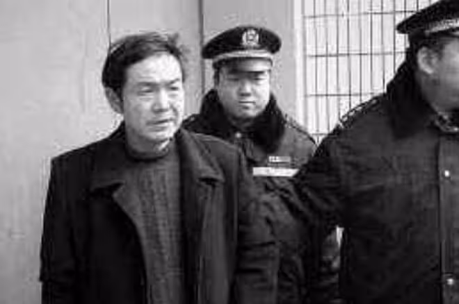 1998年兒子被毆打致死,父親出家2年還俗,在仇人家門口引爆炸彈