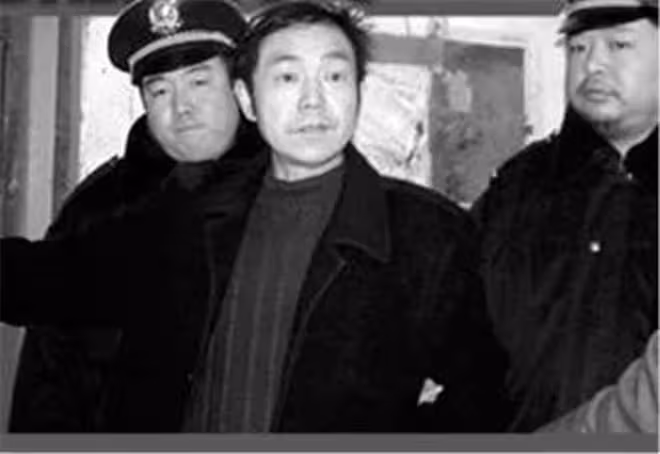 1998年兒子被毆打致死,父親出家2年還俗,在仇人家門口引爆炸彈