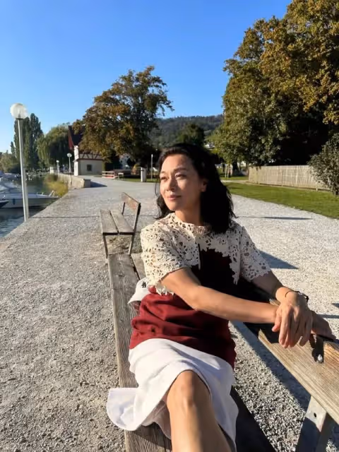 史可:瑞士生活十分愜意,發了張在萊茵河畔的照片,氣質一如既往