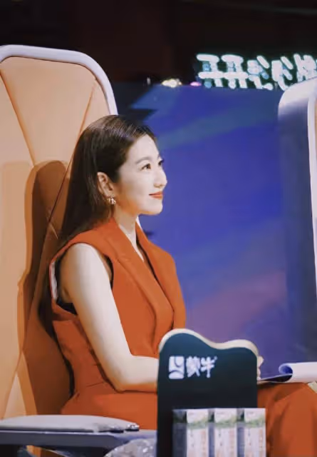 開心!TVB實力女星首次參加內地節目做評判,與李佳琦同台超興奮