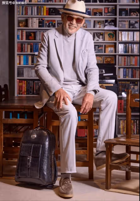 76歲秦漢久居台北多年!鬍子花白身材硬朗,家中擺滿林青霞舊照