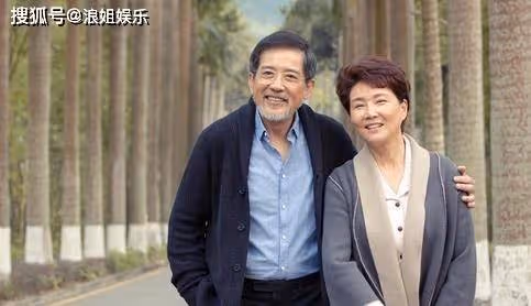 76歲秦漢久居台北多年!鬍子花白身材硬朗,家中擺滿林青霞舊照