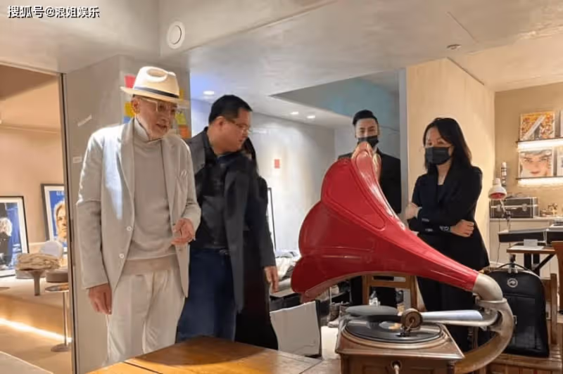 76歲秦漢久居台北多年!鬍子花白身材硬朗,家中擺滿林青霞舊照
