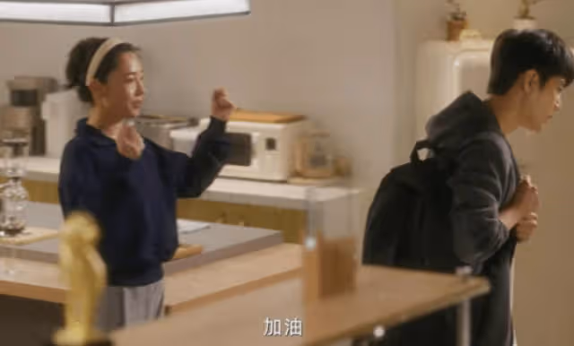 王琳機場偶遇楊皓宇,順口叫了一聲盛向前,楊皓宇的反應讓人笑翻