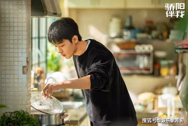 《驕陽伴我》簡冰驚釋放天性,主動舌吻盛陽,盛陽害羞狂洗冷水澡