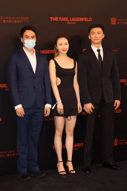 何超雲和未婚夫同游歐洲,一起為結婚地選址,曬全家幸福照