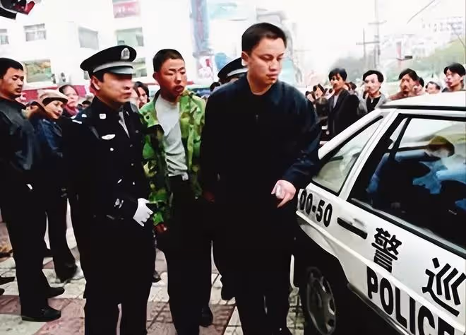 2004年,西安17歲小伙10元抽中寶馬,反被告造假,最後結局真解氣