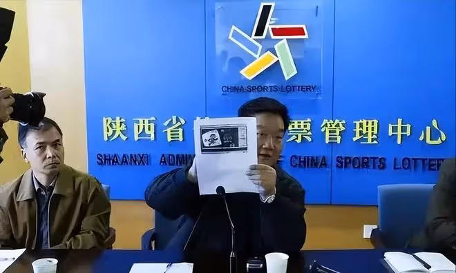 2004年,西安17歲小伙10元抽中寶馬,反被告造假,最後結局真解氣