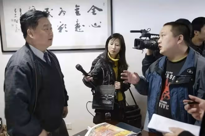 2004年,西安17歲小伙10元抽中寶馬,反被告造假,最後結局真解氣