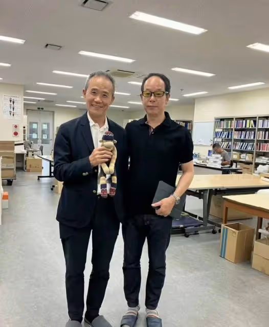 72歲王石參觀日本企業，白髮蒼蒼法令紋搶鏡，穿破洞襪子好節儉
