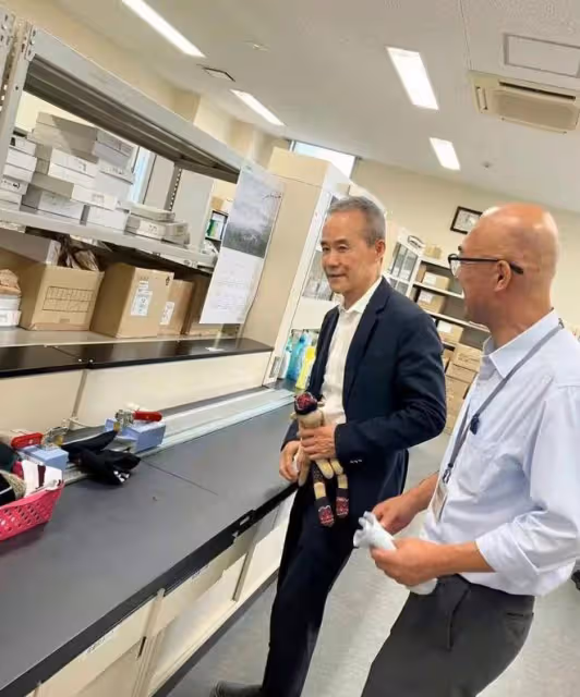 72歲王石參觀日本企業，白髮蒼蒼法令紋搶鏡，穿破洞襪子好節儉