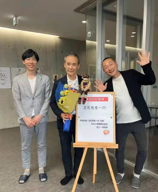 72歲王石參觀日本企業，白髮蒼蒼法令紋搶鏡，穿破洞襪子好節儉