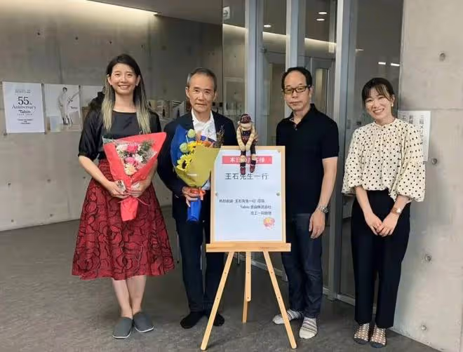 72歲王石參觀日本企業，白髮蒼蒼法令紋搶鏡，穿破洞襪子好節儉