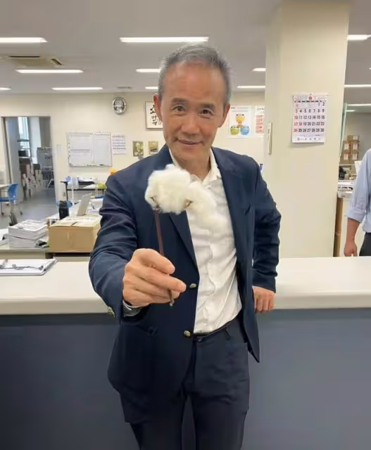 72歲王石參觀日本企業,白髮蒼蒼法令紋搶鏡,穿破洞襪子好節儉