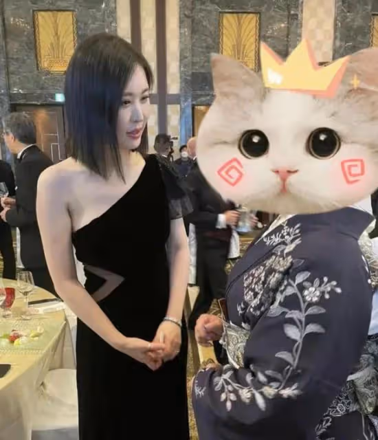 72歲王石參觀日本企業,白髮蒼蒼法令紋搶鏡,穿破洞襪子好節儉