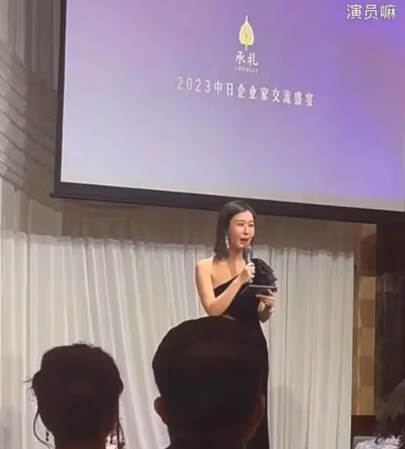 72歲王石參觀日本企業,白髮蒼蒼法令紋搶鏡,穿破洞襪子好節儉