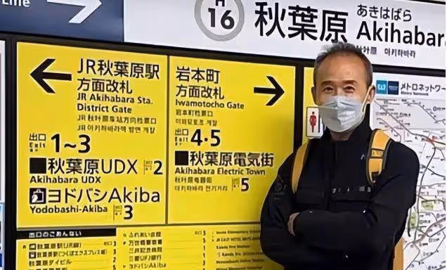 72歲王石參觀日本企業,白髮蒼蒼法令紋搶鏡,穿破洞襪子好節儉