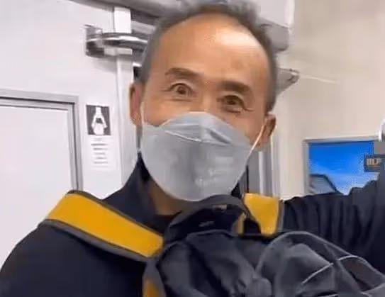 72歲王石參觀日本企業,白髮蒼蒼法令紋搶鏡,穿破洞襪子好節儉