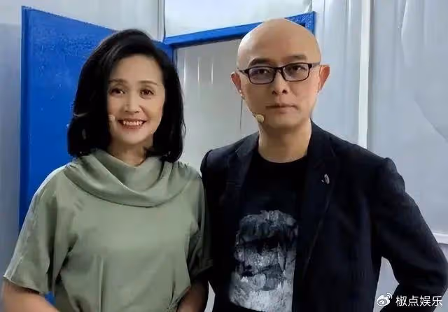 黃菡當婚禮證婚人，走路踉蹌顯蒼老，南京住千萬別墅帶外孫很享受