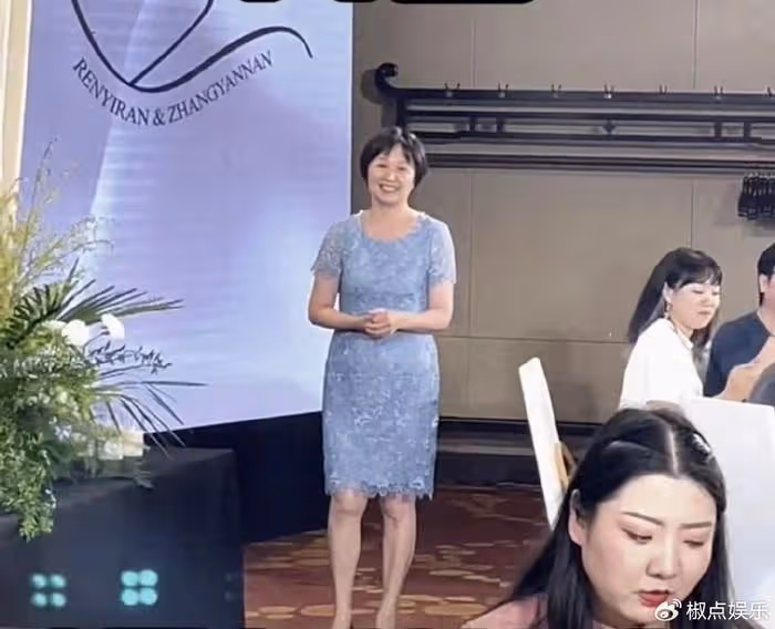 黃菡當婚禮證婚人，走路踉蹌顯蒼老，南京住千萬別墅帶外孫很享受