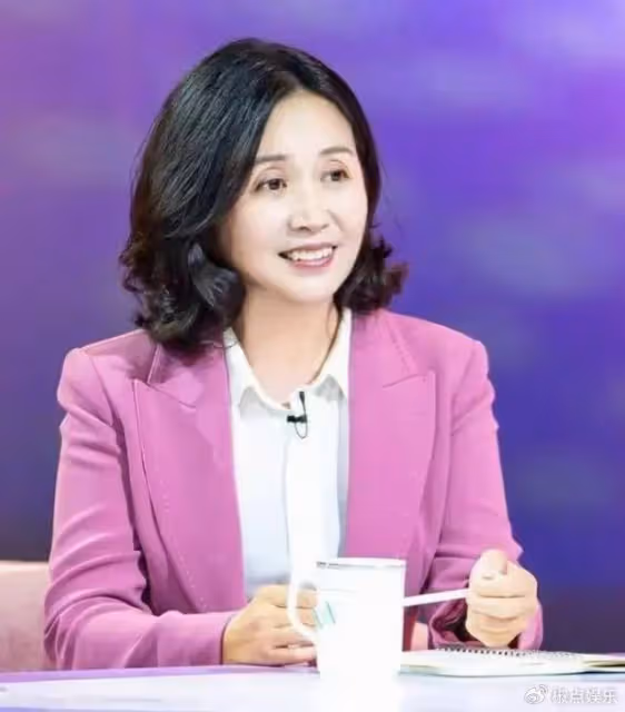 黃菡當婚禮證婚人，走路踉蹌顯蒼老，南京住千萬別墅帶外孫很享受