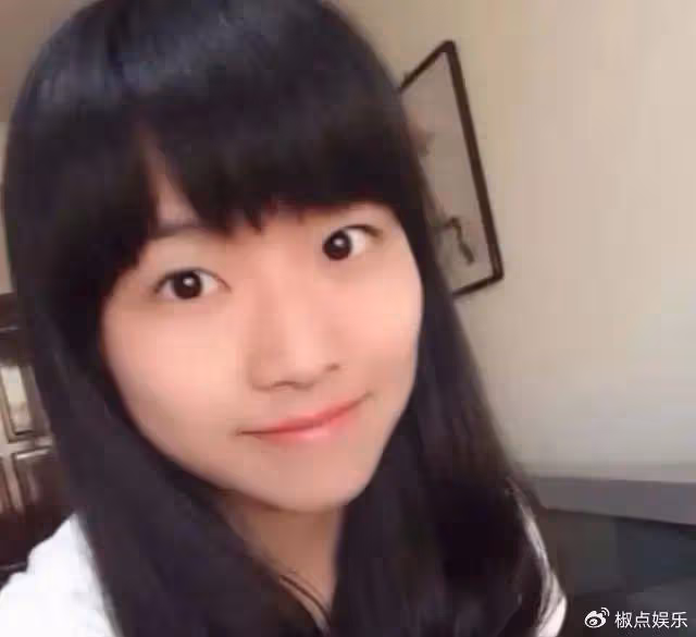 黃菡當婚禮證婚人,走路踉蹌顯蒼老,南京住千萬別墅帶外孫很享受