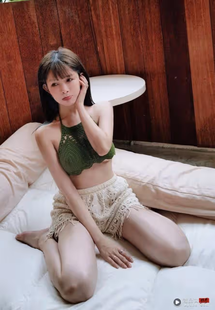電競女神「巨物太沉」行李箱把手險扛不住！網嗨喊排隊：想當行李箱