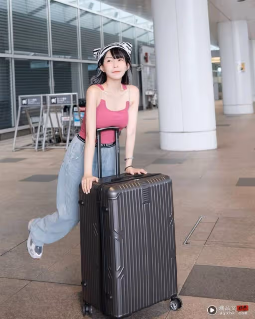 電競女神「巨物太沉」行李箱把手險扛不住！網嗨喊排隊：想當行李箱