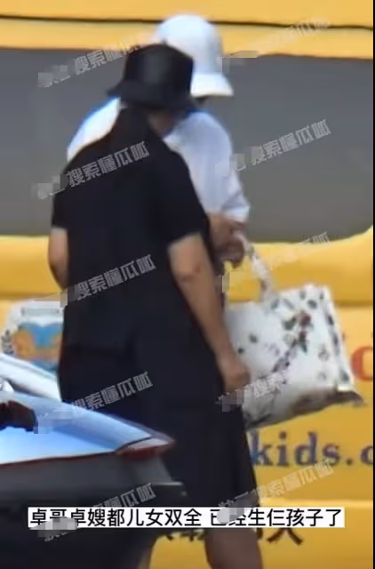 趙文卓與老婆牽手出遊超甜蜜 張丹露小腹微隆明顯