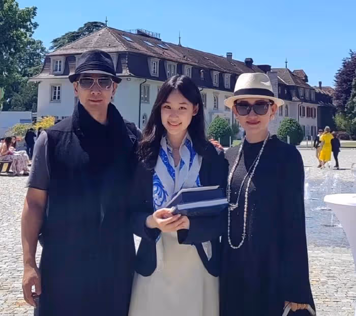 趙文卓與老婆牽手出遊超甜蜜 張丹露小腹微隆明顯