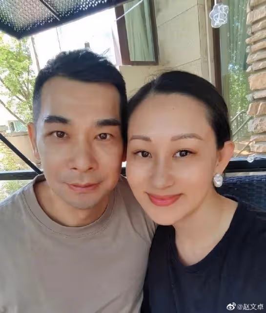 趙文卓與老婆牽手出遊超甜蜜 張丹露小腹微隆明顯