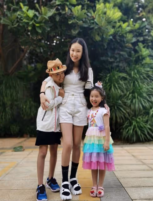 趙文卓與老婆牽手出遊超甜蜜 張丹露小腹微隆明顯