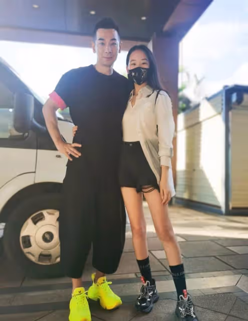 趙文卓與老婆牽手出遊超甜蜜 張丹露小腹微隆明顯