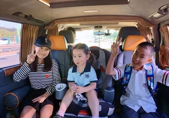 趙文卓與老婆牽手出遊超甜蜜 張丹露小腹微隆明顯