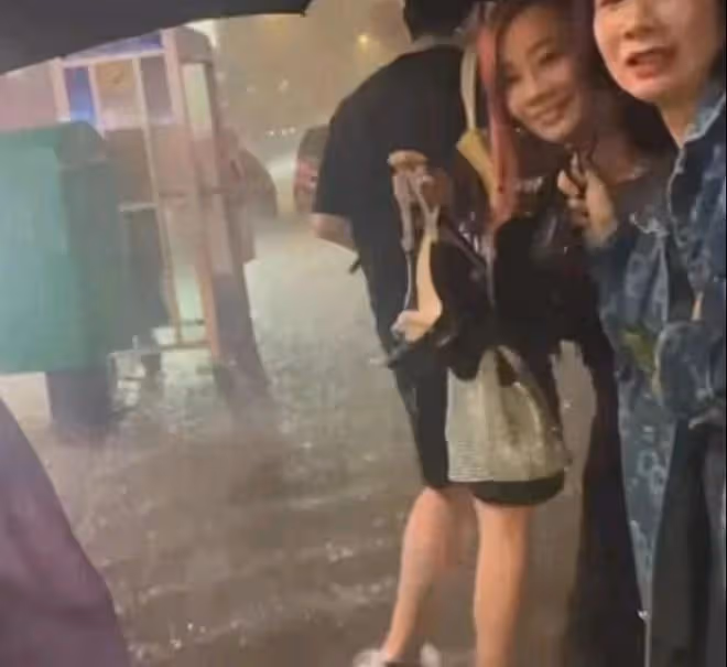 香港遇139年來特大暴雨！明星家中被淹，鄭希怡被困車內求救！