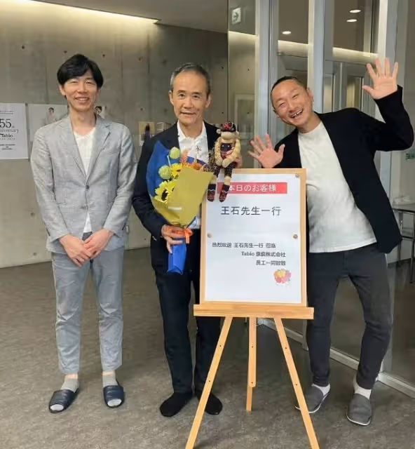 72歲王石現身日企,和年銷10億襪子品牌談合作,襪子搶鏡太尷尬!