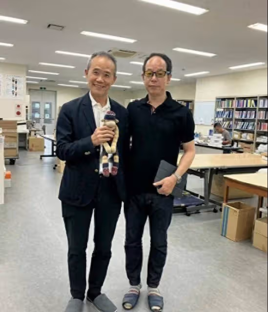 72歲王石現身日企,和年銷10億襪子品牌談合作,襪子搶鏡太尷尬!
