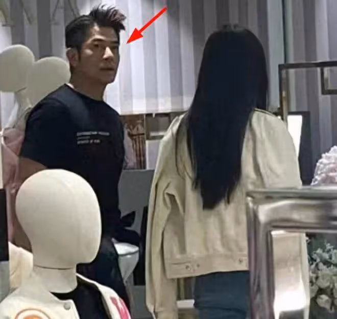 57歲郭富城英國給女兒買衣服，還帶方媛逛愛馬仕，細節見其太寵妻