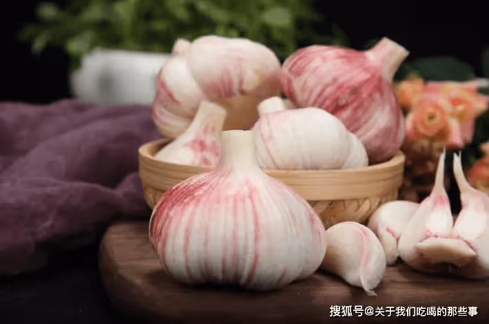 腌糖蒜只放糖和醋不正宗，63歲母親教我秘訣，酸甜爽脆久放也不壞
