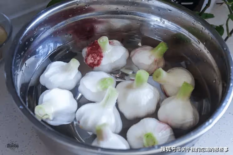 腌糖蒜只放糖和醋不正宗，63歲母親教我秘訣，酸甜爽脆久放也不壞