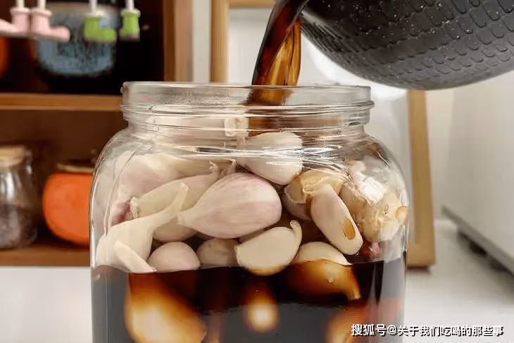 腌糖蒜只放糖和醋不正宗,63歲母親教我秘訣,酸甜爽脆久放也不壞