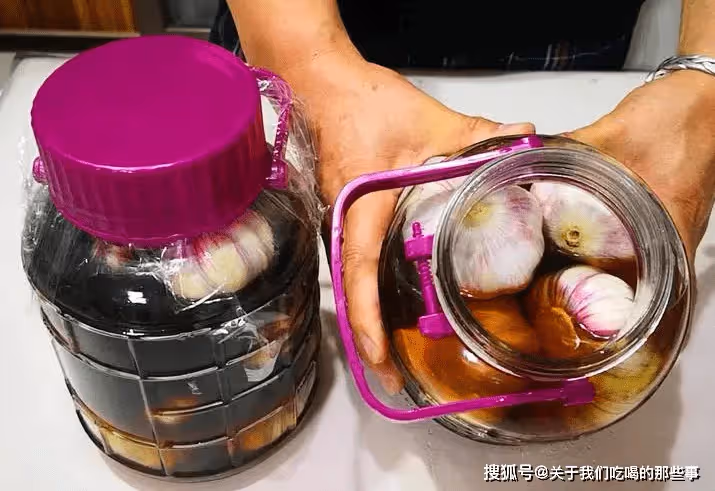 腌糖蒜只放糖和醋不正宗,63歲母親教我秘訣,酸甜爽脆久放也不壞