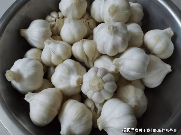 腌糖蒜只放糖和醋不正宗,63歲母親教我秘訣,酸甜爽脆久放也不壞