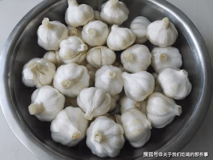 腌糖蒜只放糖和醋不正宗,63歲母親教我秘訣,酸甜爽脆久放也不壞