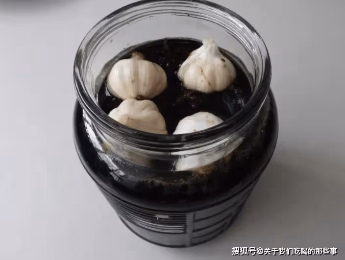 腌糖蒜只放糖和醋不正宗,63歲母親教我秘訣,酸甜爽脆久放也不壞