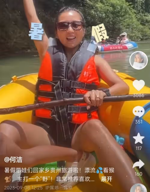 何潔一家五口出遊,兒子陽光帥氣女兒漂亮軟萌,三個娃都像媽媽